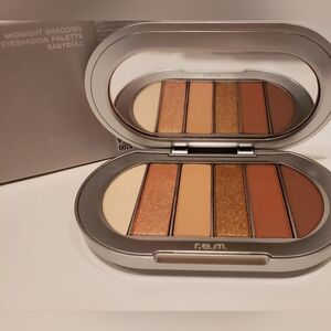 r.e.m. beauty Midnight Shadows Eyeshadow Palette - Babydoll
